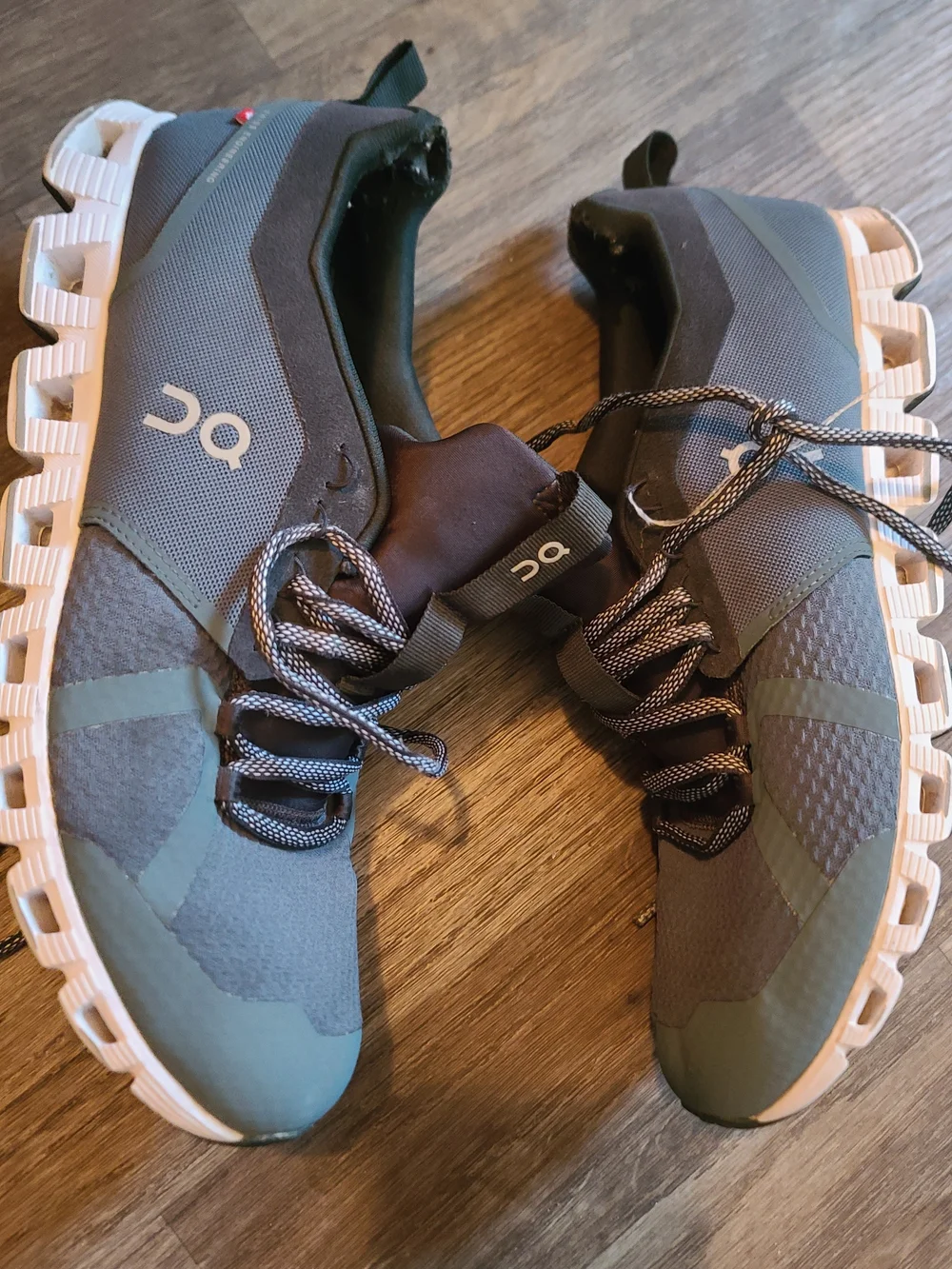 On Running Men's Teal and Black Cloud-Style Sneakers